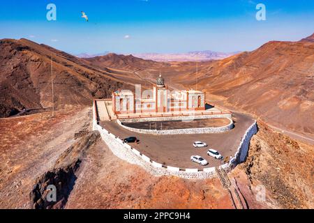 Faro di Entallada (Faro de la Entallada) in una mattinata di sole, Fuerteventura, isole Canarie, Spagna. Vista del Faro de la Entallada, Spagna. Foto Stock