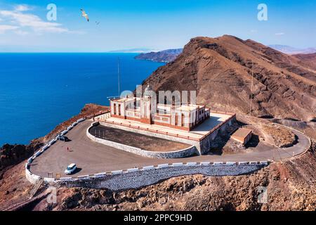 Faro di Entallada (Faro de la Entallada) in una mattinata di sole, Fuerteventura, isole Canarie, Spagna. Vista del Faro de la Entallada, Spagna. Foto Stock