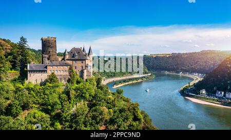 Katz castello e romantico Reno in estate al tramonto, Germania. Il castello di Katz o Burg Katz è una rovina del castello sopra la St Goarshausen città in Renania-Pal Foto Stock