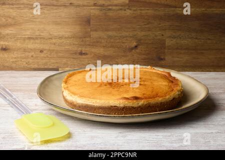 Cheesecake a pompa fatta in casa su sfondo di legno marrone e bianco Foto Stock