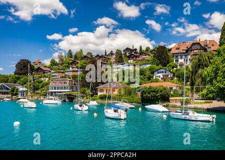 Oberhofen città sul lago Thunersee nelle Alpi svizzere, Svizzera. Oberhofen città sul lago Thun (Thunersee) nel Canton Berna. Oberhofen su L Foto Stock