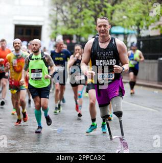 Londra, Regno Unito, 23rd Apr, 2023. Richard Whitehead MBE passando attraverso Cabot Square durante la 2023 London Marathon . Credit: John Gaffen/Alamy Live News. Foto Stock