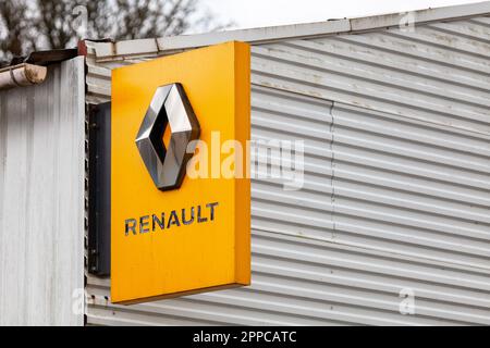 Huelgoat, Francia - Aprile, 20 2023: Segno di Renault, un'azienda automobilistica multinazionale francese fondata nel 1899. Foto Stock