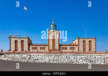 Faro di Entallada (Faro de la Entallada) in una mattinata di sole, Fuerteventura, isole Canarie, Spagna. Vista del Faro de la Entallada, Spagna. Foto Stock