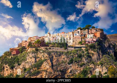 Castelmola: Tipico borgo siciliano arroccato su una montagna, vicino a Taormina. Provincia di Messina, Sicilia, Italia. Castelmola sulla cima rocciosa della montagna Foto Stock