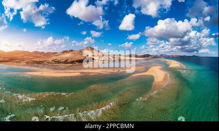 Penisola di Jandia, Risco del Paso, Playas de Sotavento e Laguna de Sotavento, Fuerteventura, Isole Canarie, Spagna, Atlantico, Europa. Volo di kitesurf Foto Stock