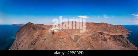 Faro di Entallada (Faro de la Entallada) in una mattinata di sole, Fuerteventura, isole Canarie, Spagna. Vista del Faro de la Entallada, Spagna. Foto Stock