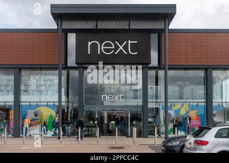 Accanto al negozio di abbigliamento e accedi a un parco commerciale, Inghilterra, Regno Unito Foto Stock