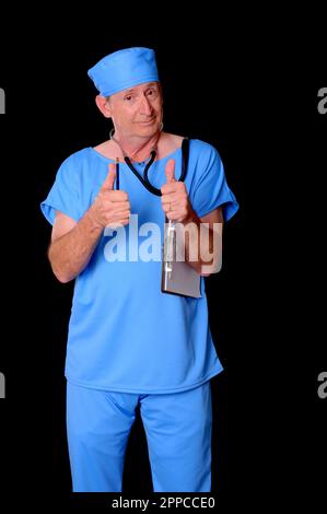 Medico senior che indossa scrub e uno stetoscopio Foto Stock