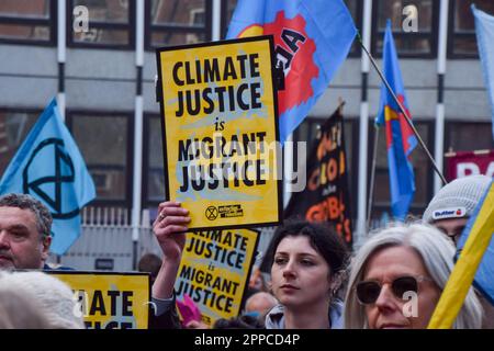 Londra, Regno Unito. 23rd aprile 2023. I manifestanti della ribellione hanno marciato verso l'Home Office e hanno lasciato fuori migliaia di barche di origami di carta a sostegno dei migranti, il terzo giorno di proteste. Credit: Vuk Valcic/Alamy Live News Foto Stock