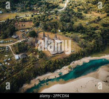 Vista aerea drobne della casa tradizionale di Ratenggaro a Sumba, Nusa Tenggara orientale, Indonesia. Architettura vernacolare. Foto Stock