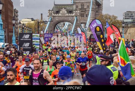 Londra, Regno Unito. 23rd aprile 2023. Migliaia di corridori passano attraverso Tower Bridge durante la Maratona di Londra 2023. Foto Stock