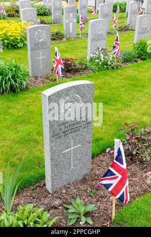 Warrington Soldiers' Corner, Cheshire, Regno Unito. Domenica 23 aprile 2023 - Warrington Soldiers' Corner, Cheshire, Inghilterra - l'anniversario dell'ANZAC Day (corpo dell'esercito australiano e neozelandese) è stato commemorato sotto la pioggia all'angolo dei soldati del cimitero di Warrington, dove il sindaco di Warrington, Cllr Jean Flaherty, si rivolse alla folla e pose una corona alla croce commemorativa. Erano presenti membri del reggimento del Lancashire della Regina, dei Warrington Sea Cadets e di molti veterani. Credit: John Hopkins/Alamy Live News Foto Stock