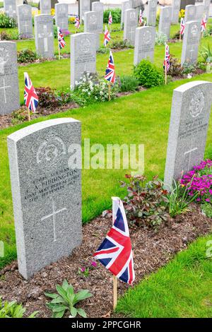 Warrington Soldiers' Corner, Cheshire, Regno Unito. Domenica 23 aprile 2023 - Warrington Soldiers' Corner, Cheshire, Inghilterra - l'anniversario dell'ANZAC Day (corpo dell'esercito australiano e neozelandese) è stato commemorato sotto la pioggia all'angolo dei soldati del cimitero di Warrington, dove il sindaco di Warrington, Cllr Jean Flaherty, si rivolse alla folla e pose una corona alla croce commemorativa. Erano presenti membri del reggimento del Lancashire della Regina, dei Warrington Sea Cadets e di molti veterani. Credit: John Hopkins/Alamy Live News Foto Stock