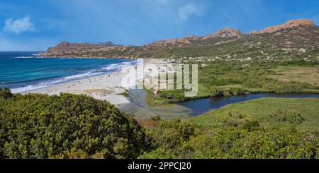 Impressionante paesaggio di dune di sabbia sulla bellissima spiaggia di Ostriconi, Desert des Agriates, Corsica isola, Francia Foto Stock