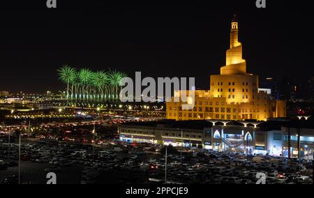 EID al fitr 2023 celebrazioni e fuochi d'artificio a Doha Corniche 22-04-2023 Doha Qatar Foto Stock