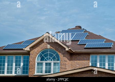 Pannelli fotovoltaici. Una forma sempre più popolare di risparmio di elettricità in Canada. Produrre la propria elettricità o semplicemente pagare di meno per l'elettricità. Foto Stock
