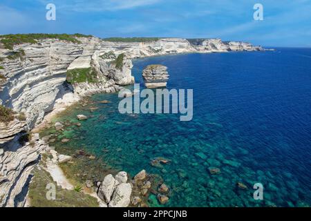 Le famose scogliere rocciose di gesso e la costa blu turchese del mare a Bonifacio, isola di Corsica, Francia Foto Stock