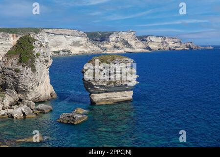 Le famose scogliere rocciose di gesso e la costa blu turchese del mare a Bonifacio, isola di Corsica, Francia Foto Stock