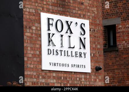 Distilleria Fox's Kiln, spiriti virtuosi. Magazzino 4 segno su un magazzino a Gloucester banchine. REGNO UNITO Foto Stock