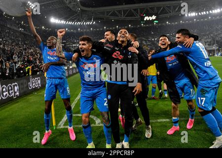 Torino, Italia. 23rd Apr, 2023. I giocatori di Napoli celebrano la vittoria al termine della Serie A partita di calcio tra Juventus FC e SSC Napoli allo stadio Juventus di Torino, 23th aprile 2022. Credit: Insidefoto di andrea staccioli/Alamy Live News Foto Stock