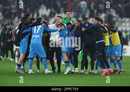 Torino, Italia. 23rd Apr, 2023. I giocatori di SSC Napoli festeggiano dopo aver vinto la Serie A match tra Juventus FC e SSC Napoli allo Stadio Allianz il 23 aprile 2023 a Torino. Credit: Marco Canoniero/Alamy Live News Foto Stock