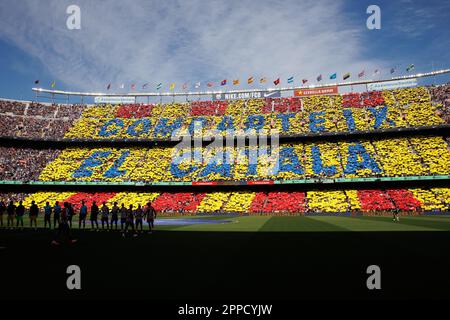 Barcellona, Spagna. 23rd Apr, 2023. Messaggio "Share the Catalan" mostrato dalla folla prima della partita di LaLiga tra il FC Barcelona e l'Atletico de Madrid allo Stadio Spotify Camp Nou di Barcellona, Spagna. Credit: Christian Bertrand/Alamy Live News Foto Stock