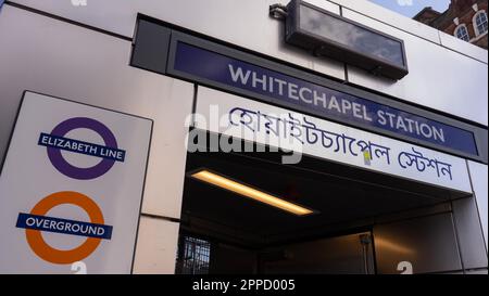 Ingresso alla stazione della metropolitana Whitechapel e alla linea Elizabeth, con indicazioni bilingue in inglese e bengalese, Londra, Inghilterra, Regno Unito Foto Stock