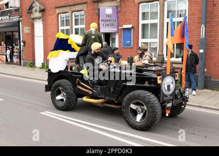 Derby Vaisakhi Nagar Kirtan 2023 Jeep che conduce la processione attraverso le strade di Derby dalla Arjun Dev Gurdwara su Stanhope Street Foto Stock