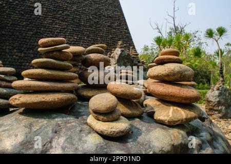 Scale simboliche di pietre. Concetto di equilibrio di vita e armonia. Foto Stock