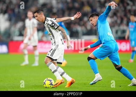 Torino, Italia. 23rd Apr, 2023. Torino, 18th 2023 aprile: Angel di Maria (22 Juventus) vies con Mathias Olivera (17 Napoli) durante la Serie A match tra Juventus FC e SSC Napoli allo Stadio Allianz di Torino. (Foto Mosca/SPP) Credit: SPP Sport Press Photo. /Alamy Live News Foto Stock