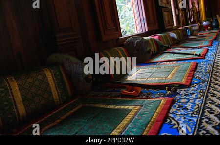 Posti in preghiera per i monaci buddisti al tempio Wat Mung Muang a Chiang Rai Foto Stock