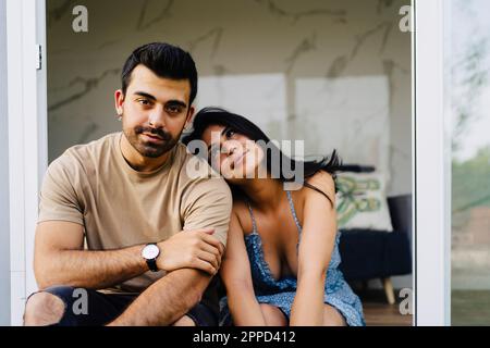 Uomo e donna seduti insieme alla porta Foto Stock
