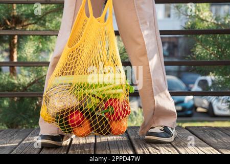 Ragazza con sacchetto di verdure e frutta varie Foto Stock