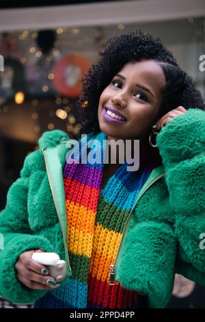 Donna sorridente con cuffie auricolari wireless Foto Stock