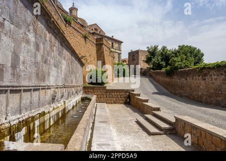 Italia, Lazio, Tuscania, Fontana delle sette Cannelle e le mura circostanti Foto Stock