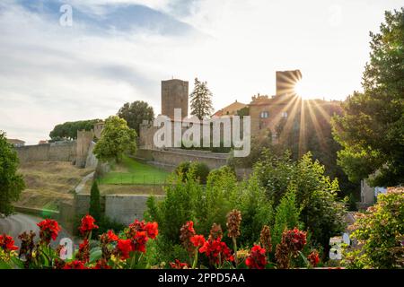 Italia, Lazio, Tuscania, Sole alle spalle di Torre di Lavello Foto Stock