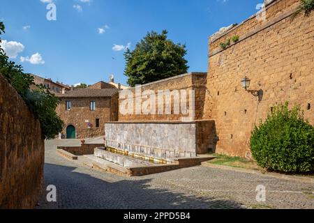 Italia, Lazio, Tuscania, Fontana delle sette Cannelle e le mura circostanti Foto Stock