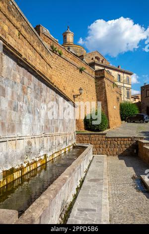 Italia, Lazio, Tuscania, Fontana delle sette Cannelle e le mura circostanti Foto Stock