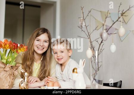 Madre e figlio felici seduti a casa Foto Stock