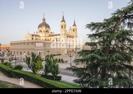 Spagna, Madrid, esterno della Cattedrale dell'Almudena Foto Stock