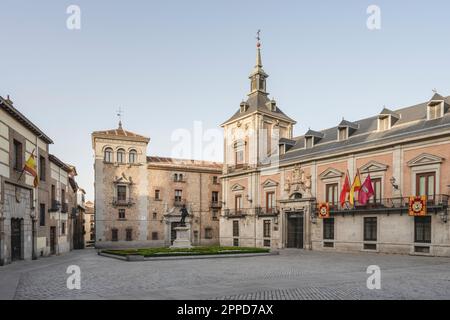 Spagna, Madrid, piazza vuota Plaza de la Villa con Casa de la Villa sullo sfondo Foto Stock