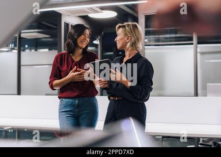 Imprenditrici avendo discussioni in ufficio Foto Stock
