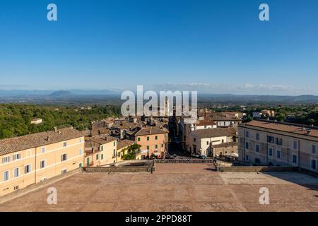 Italia, Lazio, Caprarola, Vista dalla terrazza di Villa Farnese con vista sulle case circostanti Foto Stock