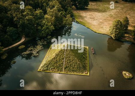 Lago con piramide verde nel Parco Branitz, Cottbus, Germania Foto Stock