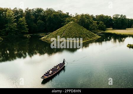 Piramide nel lago di Parco Branitz, Cottbus, Germania Foto Stock