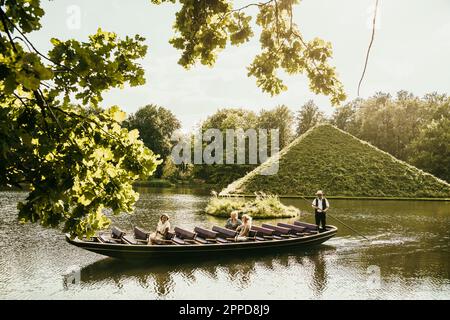 Barca nel lago del Parco Branitz, Cottbus, Germania Foto Stock