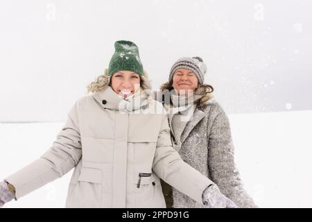 Donne felici che si divertano nella neve Foto Stock