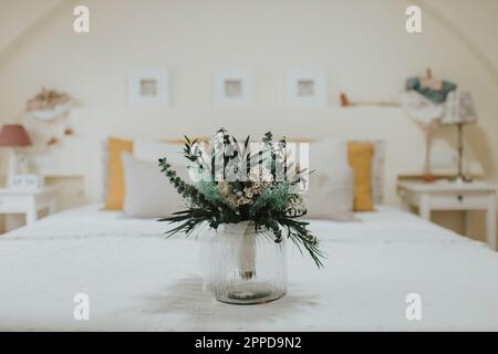 Bouquet nuziale in vaso a letto Foto Stock