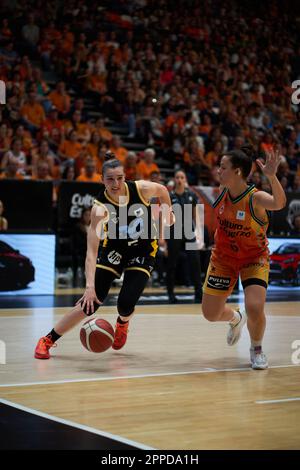 Valencia, Spagna. 23rd Apr, 2023. Maria Eraunzetamurgil Ayestaran di Movistar Estudiantes (L) e Elena Buenavida di Valencia Basket (R) in azione durante le quarti di finale di Liga Endesa il 23 aprile 2023 al Padiglione Fuente de San Luis (Valencia, quarti di finale di Liga Endesa il 23 aprile 2023). Valencia Basket 77:35 Movistar Estudiantes (Foto di Vicente Vidal Fernandez/Sipa USA) Credit: Sipa USA/Alamy Live News Foto Stock